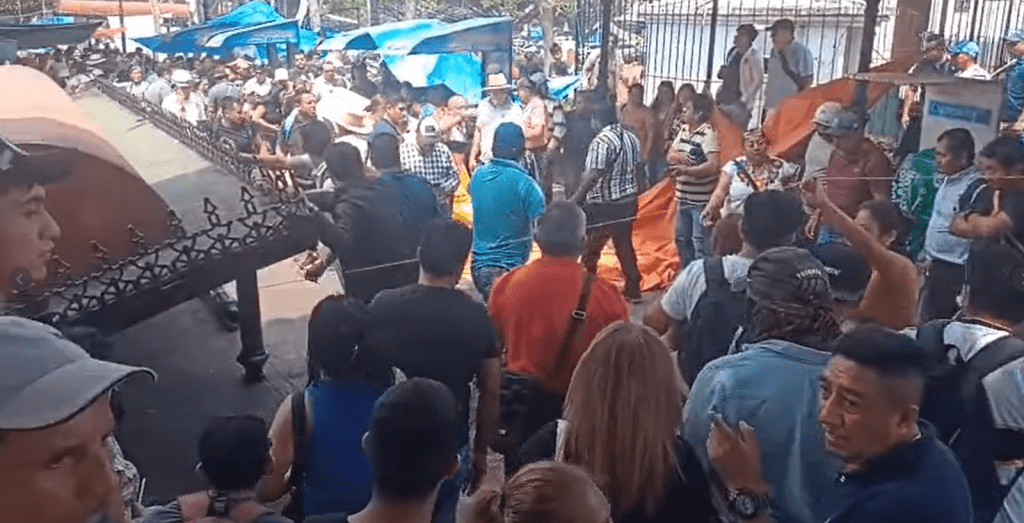 Estudiante y maestra del CNTE fallecen tras colapso de estructura en manifestación