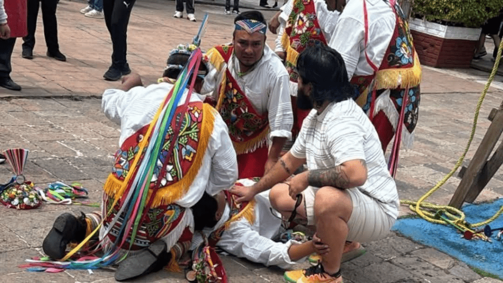 Volador de Papantla sufre caída durante baile tradicional en Xochimilco