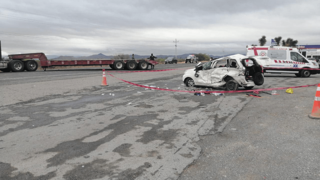 Dos hermanos pierden la vida en accidente entre tráiler y camioneta en la carretera Saltillo-Monclova