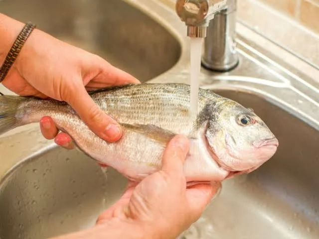 ¿Es recomendable lavar el pescado antes de cocinarlo?: Aquí te decimos