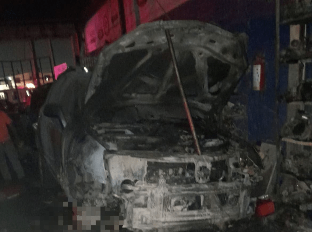 Mecánico muere al incendiarse la camioneta que reparaba