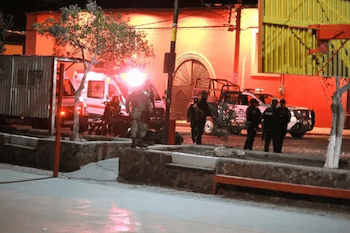 Comando armado irrumpe en cancha y asesina a siete personas