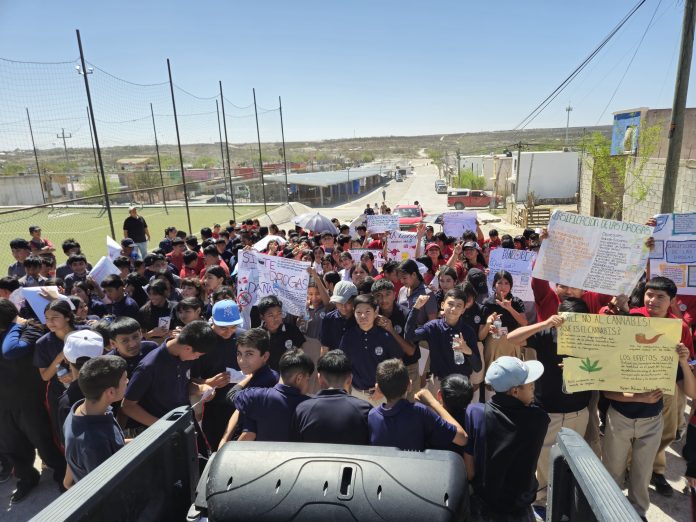 Estudiantes realizan marcha de concientización