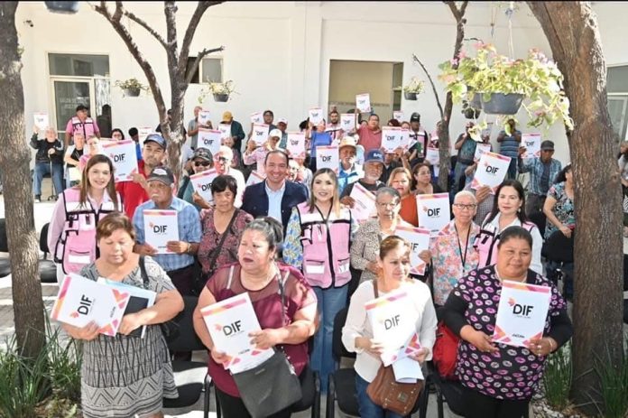 Entrega DIF Acuña vales para cirugías de cataratas
