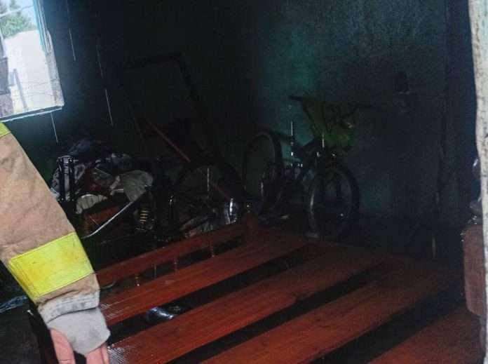 Incendio por cortocircuito arrasa con pertenencias en vivienda de Barroterán Un fuerte incendio consumió gran parte de las pertenencias de una vivienda ubicada en el barrio Bondojó, sobre la calle Guzmán sin número, luego de que se generara un corto circuito en el interior del inmueble. La propietaria del domicilio fue identificada como Juanita Ortiz, quien sufrió importantes pérdidas materiales, aunque afortunadamente no se reportaron personas lesionadas durante el siniestro. De acuerdo con los primeros informes proporcionados por los elementos del cuerpo de Bomberos de Múzquiz, el fuego se extendió rápidamente, alcanzando objetos personales y enseres domésticos como una base de cama, un colchón, un abanico de pedestal, entre otros artículos. Gracias a la rápida respuesta de los equipos de emergencia, se logró controlar el fuego antes de que se propagara a viviendas contiguas. No obstante, los daños en el domicilio afectado fueron significativos, dejando a la familia damnificada. Las autoridades hacen un llamado a la población a revisar las instalaciones eléctricas de sus hogares para evitar situaciones similares, especialmente en esta temporada donde el uso de ventiladores y otros aparatos aumenta.