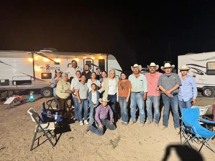 La alcaldesa Laura Jiménez Gutiérrez recibió a los cabalgantes del Ejido San Francisco
