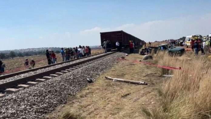 Tres integrantes de una familia pierden la vida tras accidente con el tren
