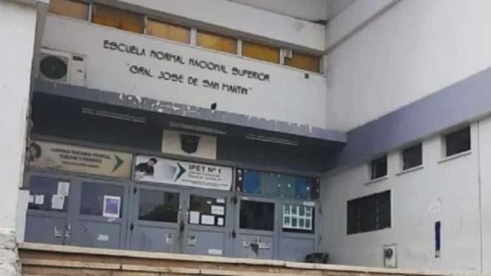 Madre e hija ingresan sin autorización a una escuela y agreden físicamente a la directora del plantel