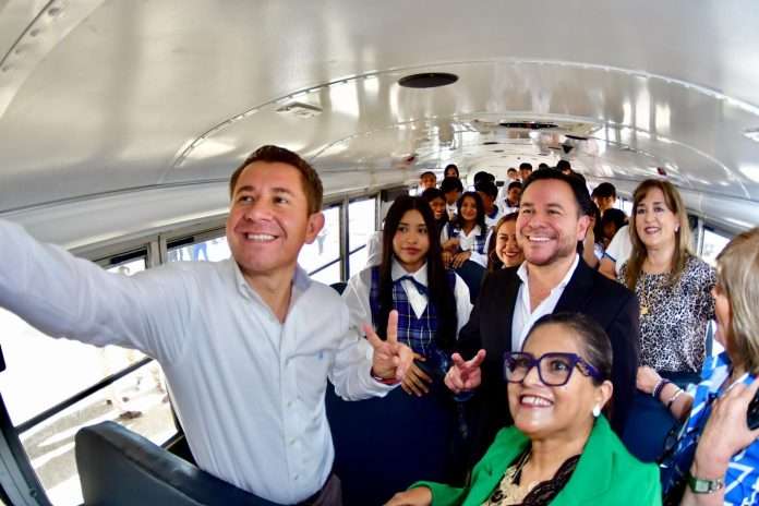 Gobernador Manolo Jiménez envía camión escolar a San Antonio de la Cascada