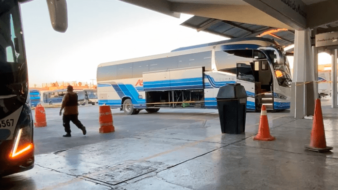 Abuelito fallece dentro de un camión en Central de Autobuses en Coahuila