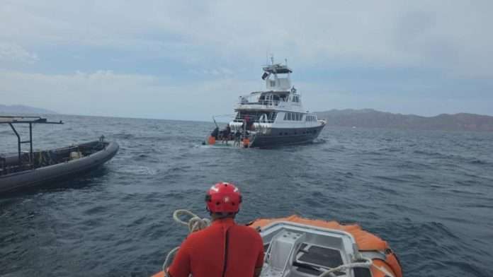 Autoridades rescatan a dos canadienses tras caída de aeronave cerca de Isla Cerralvo, en Baja California Sur