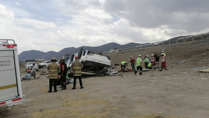 Camión de turismo vuelca en la 57; reportan que había pasajeros originarios de Monclova