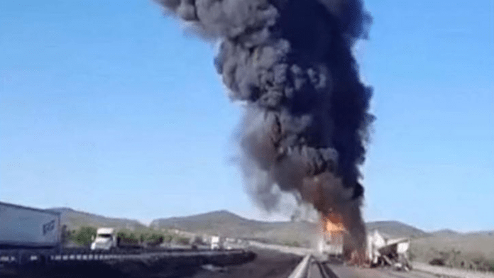Cierran autopista Nuevo Laredo-Monterrey tras accidente entre tráileres
