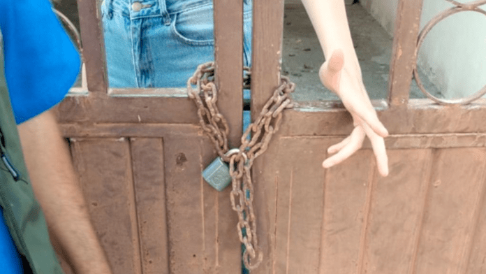 ¡Mujer queda atrapada en su propia casa!: Desconocido le puso cadena y candado por fuera