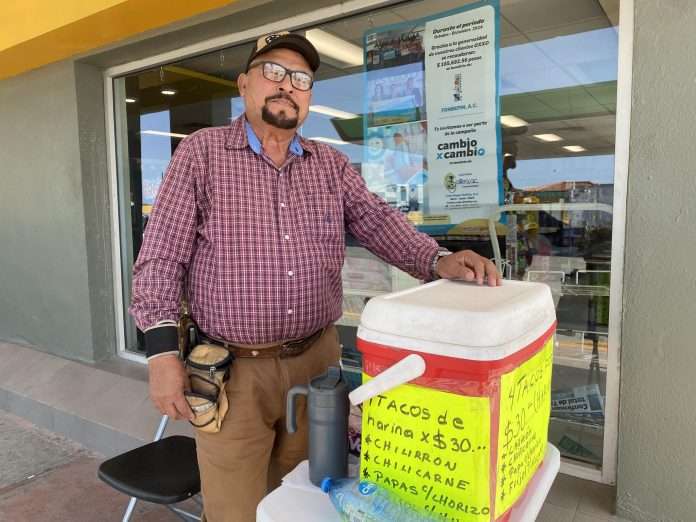 Don Rogelio todas las mañanas acude a Sabinas para la venta de tacos