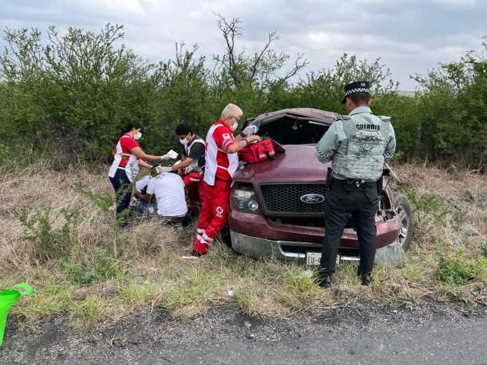 Dos heridos en volcadura en la 567 en Sabinas