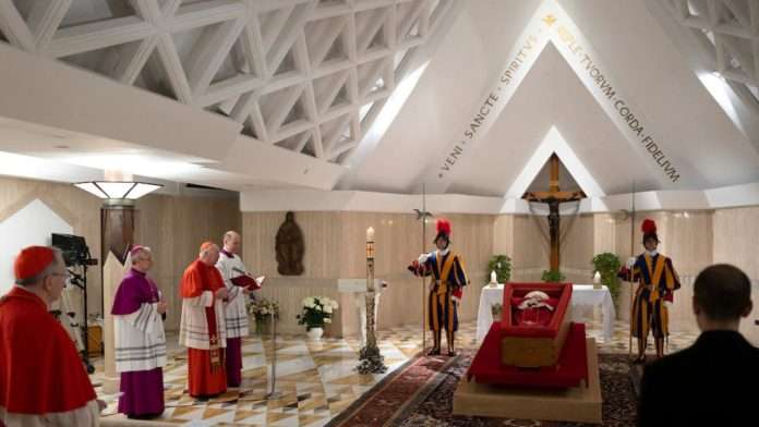 El Vaticano comparte imágenes del papa Francisco en su ataúd tras su fallecimiento a los 88 años