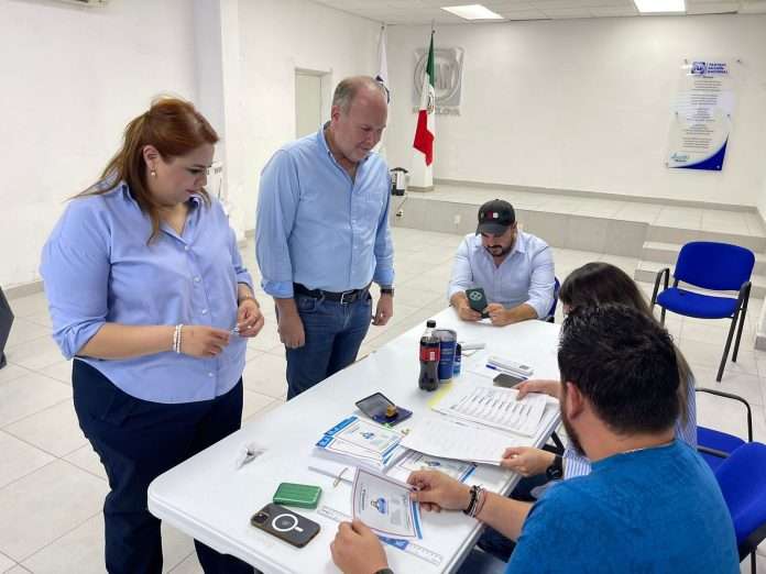 Elisa Maldonado y Theo Kalionchiz emiten voto en urna de CDM Monclova