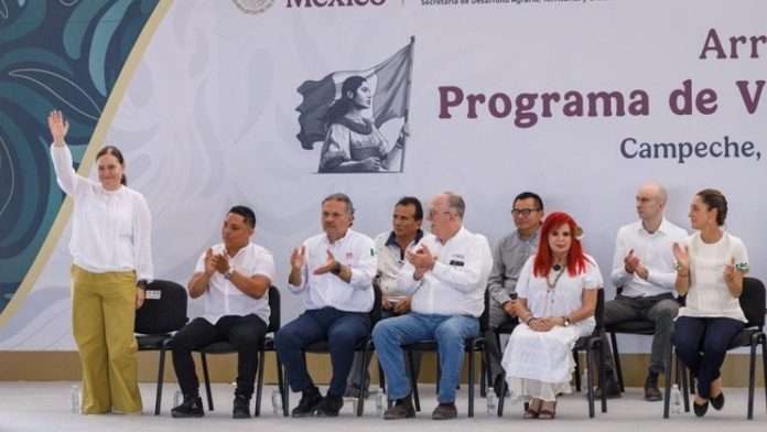 En Campeche, trabajadores del Estado reciben constancias de liquidación de crédito FOVISSSTE