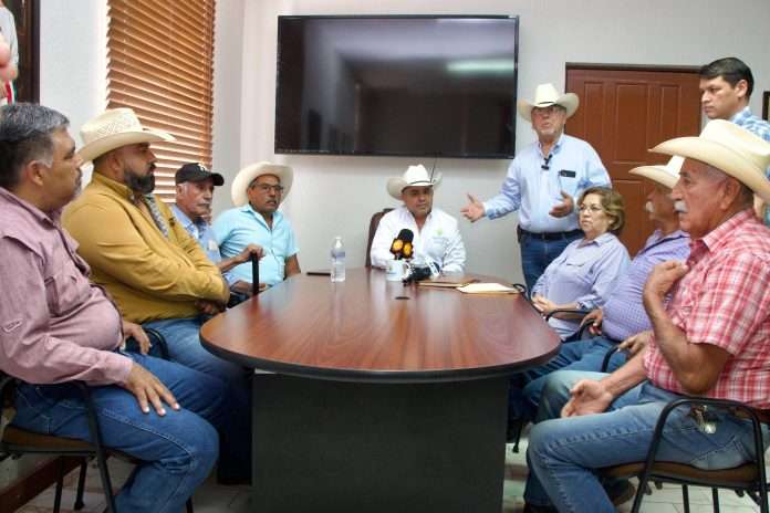 En el despacho del alcalde se reunió con ejidatarios de los siete ejidos del municipio