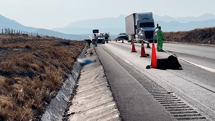 Encuentran a un hombre sin vida en la orilla de la autopista en Coahuila