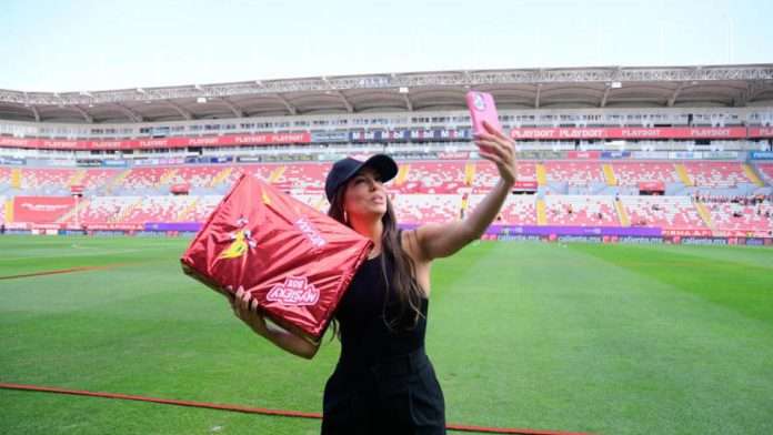 Eva Longoria anuncia el documental 'Bienvenido al Necaxa' durante los Premios Platino