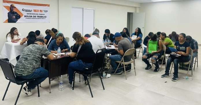 Llevan a cabo feria del empleo en Acuña