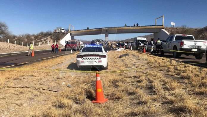Familia choca de frente contra un camión de valores; viajaban nueve personas