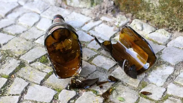 Hombre se encaja vidrio en el cuello tras caer con una botella de cerveza en Coahuila