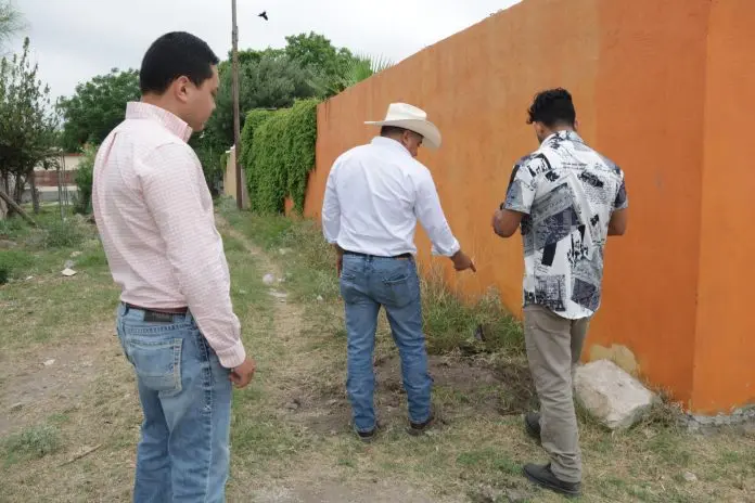 La toma clandestina en una alberca particular en Agujita