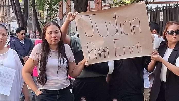 Madre exige justicia tras muerte de su hijo en campamento escolar; denuncia presunto maltrato