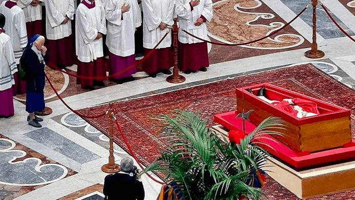 Monja rompe el protocolo y llora frente al féretro de su amigo, el papa Francisco