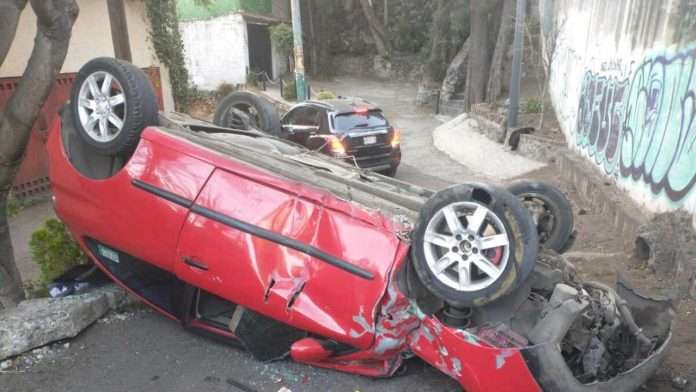Muere menor de 17 años en volcadura; quedó prensada