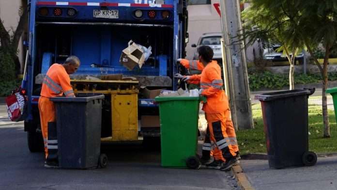 Muere trabajador de 50 años; cayó de un camión recolector de basura