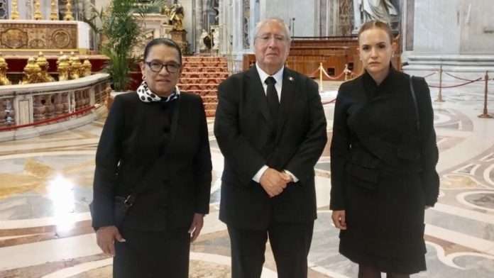 Rosa Icela Rodríguez acude al funeral del papa Francisco en el Vaticano y resalta su legado de paz