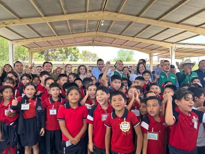 Sari Pérez entrega barda perimetral y maestra de inglés en primaria Américas Unidas