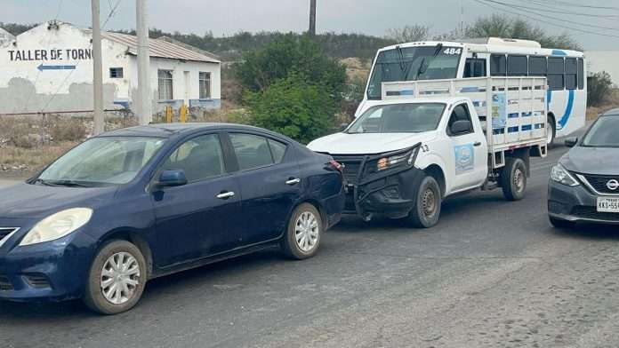 Solo daños en choque carambola en la 57 en Sabinas