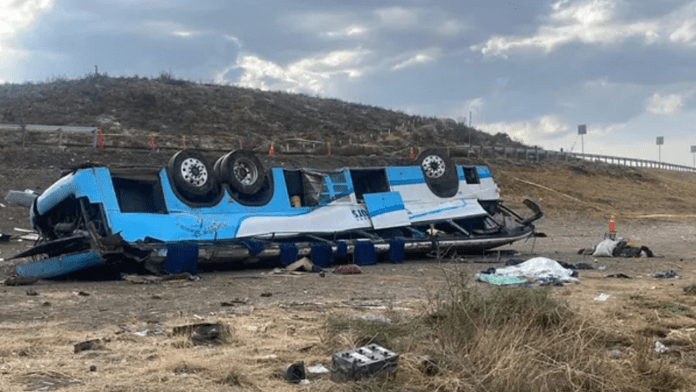 Suman cuatro los fallecidos en volcadura de autobús en la 57; tres eran de Monclova y uno de Guadalupe