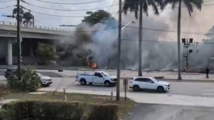 Tres personas fallecen tras caída de avioneta en Boca Ratón