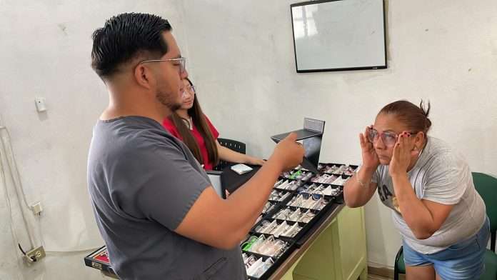 DIF Múzquiz lleva salud visual a los Minerales