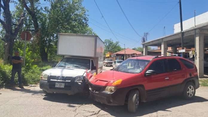 Conductor de Paquetería Ocasiona Choque en Múzquiz 