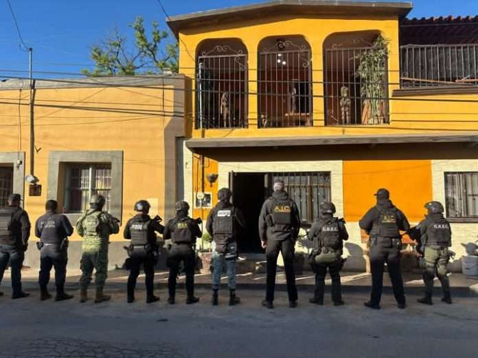 Tres detenidos y droga asegurada dejó un cateo en Múzquiz, tras un operativo conjunto de autoridades estatales y federales.