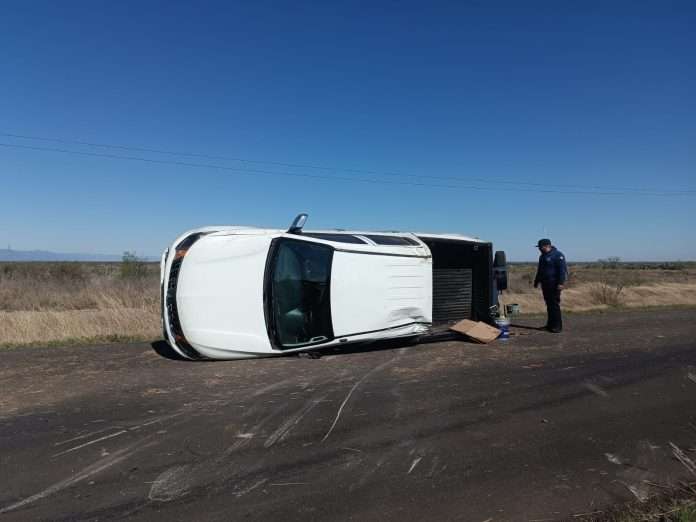 ¡Auto de regios volcó en la 57!