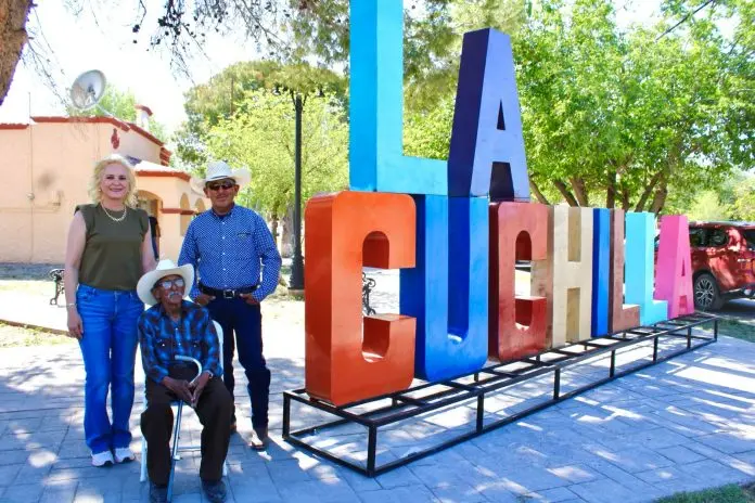 Alcaldesa Laura Jiménez Gutiérrez y vecinos de La Cuchilla inauguran letras de identidad turística
