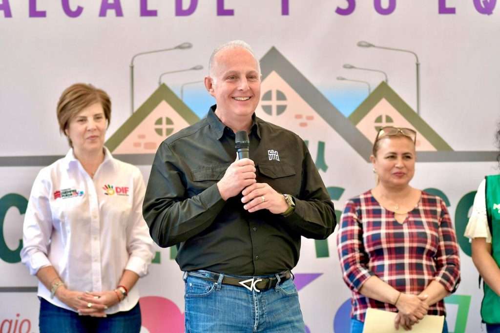 Román Cepeda entrega techumbre en Jardines Universidad y anuncia instalación de caseta de seguridad