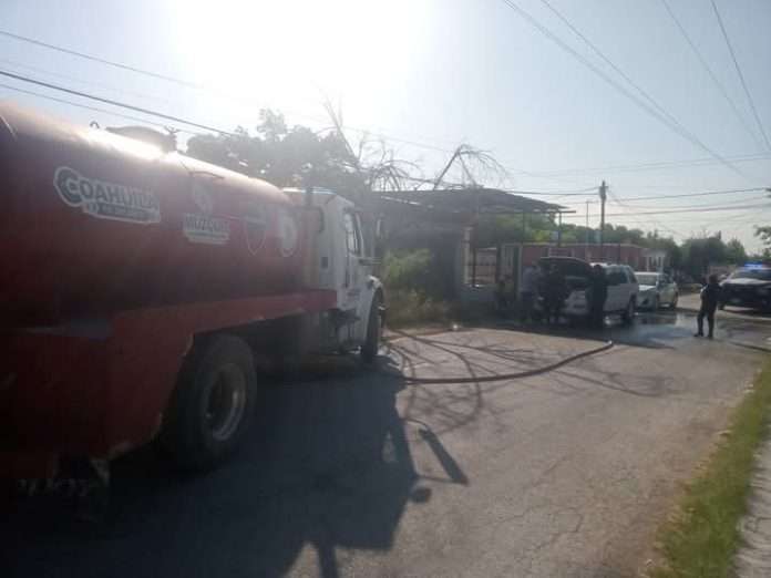 Atiende Protección Civil conato de incendio en vehículo