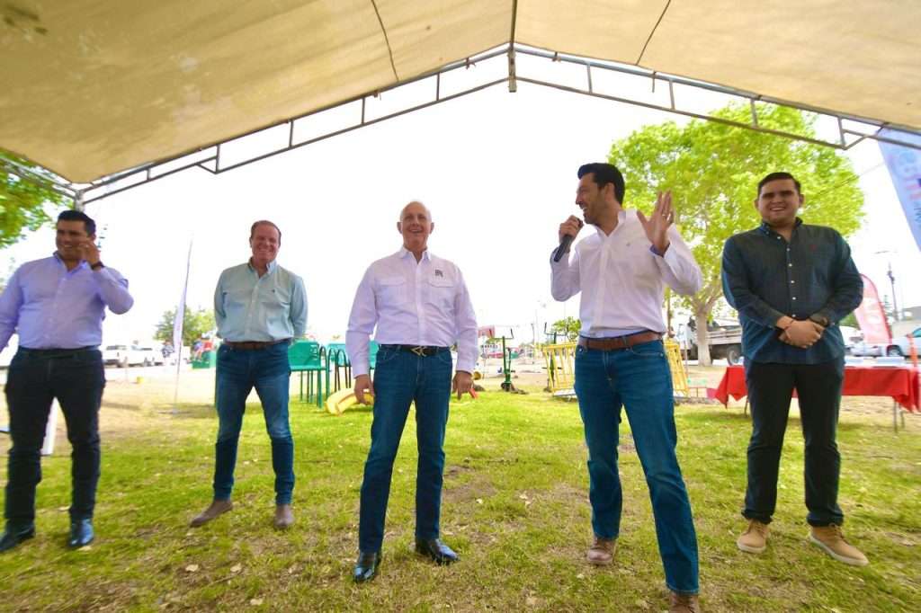 Román Cepeda supervisa el equipamiento de la plaza pública de Loma Real