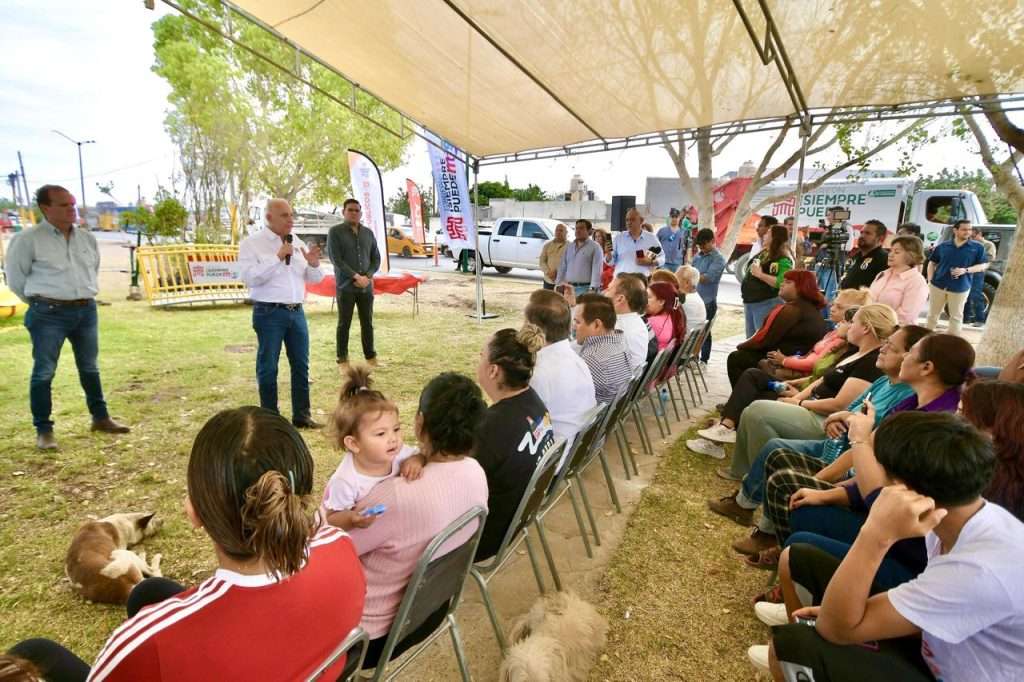 Román Cepeda supervisa el equipamiento de la plaza pública de Loma Real
