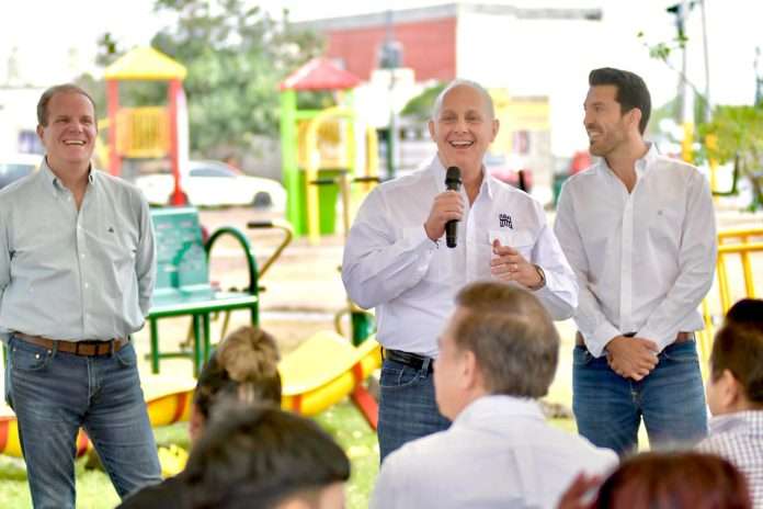 Román Cepeda supervisa el equipamiento de la plaza pública de Loma Real