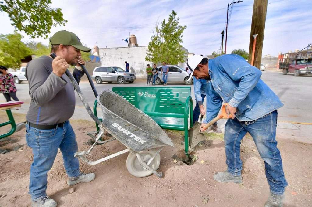 Román Cepeda supervisa el equipamiento de la plaza pública de Loma Real